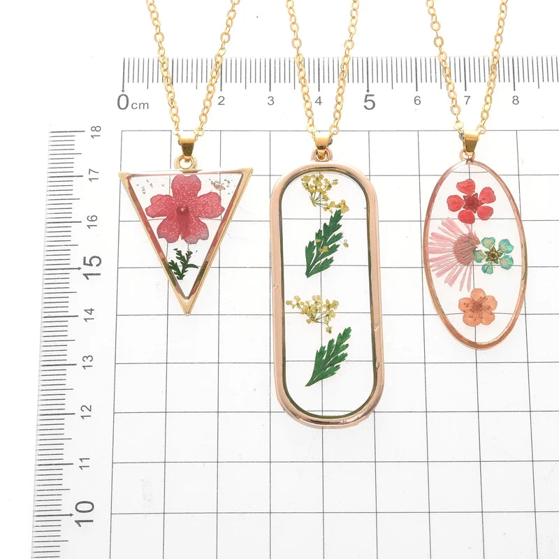 Plated Frame Fresh Real Dried Flower Resin Pendant Necklace Daisy Forget-Me-Not Blossm Petal Drop Dangle Necklace for Women Gift